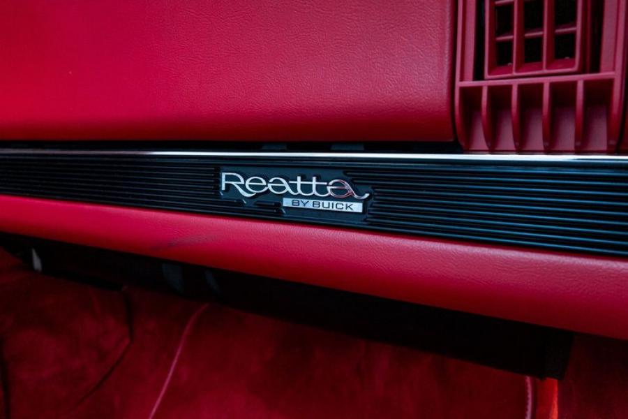 Детали интерьера Buick Reatta Convertible Select 60 (4EC97) 1990 года  (фото 28 из 49)